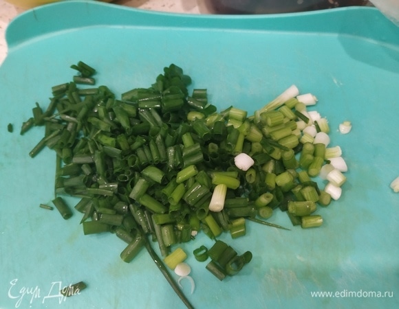 Лук мелко режем и обжариваем со сливочным маслом (10 г) 3 минуты.