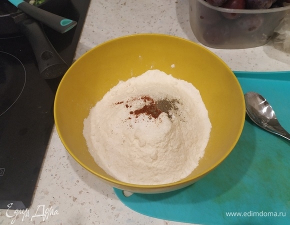 В отдельной миске смешиваем муку, соду, сахар, паприку и черный перец. Добавляем натертый на крупной терке сыр, взбитые желтки и наш лук с маслом растопленным. Мешаем и подливаем молоко, пока тесто не станет гладким.