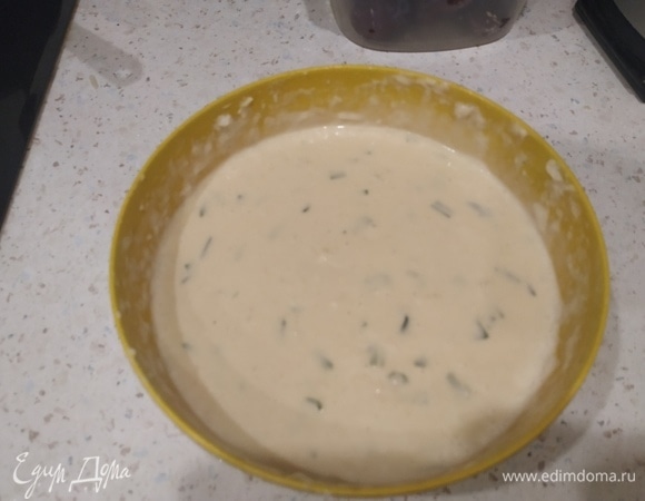 Добавляем по чуть-чуть белок и перемешиваем.