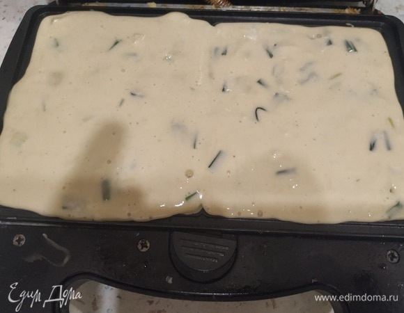 Разогреваем вафельницу и заполняем ее тестом, готовить минут 7–10.