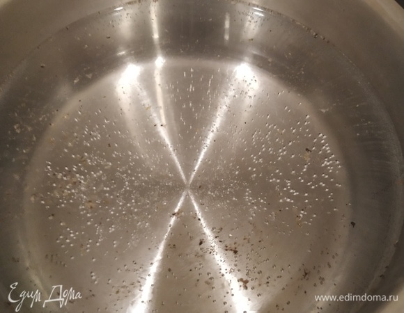 Делаем яйцо пашот: наливаем воду (сантиметров 5–6), можно посолить и поперчить. Как начнут подниматься пузырьки, перемешиваем воду (делая водоворот), разбиваем яйцо и пускаем его от стенки. 1,5–2 минуты, и готово.