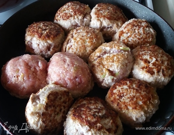 Приготовить фарш, добавить хлеб\кабачок, яйцо, приправы, соль, панировочные сухари. Хорошо вымесить, чтобы получилась однородная смесь. Скатать шарики. Обжарить на сковороде, пока не подрумянятся со всех сторон. Снять и слить воду. Масло можно процедить и использовать для соуса.