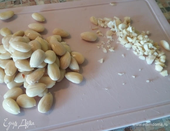 Порубить миндаль. Я пробиваю соус блендером, поэтому не очень мелко.