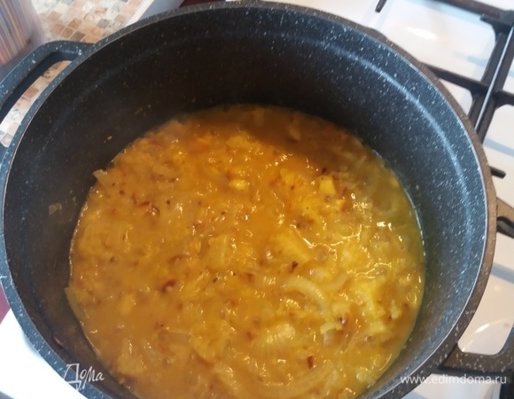 Обжарить лук до прозрачности, убрать в миску. Обжарить миндаль, хлеб и чеснок в масле до золотистого цвета. Вернуть лук, влить вино и выпарить алкоголь. Посолить, добавить куркуму, влить бульон\воду, довести до кипения. Перебить соус блендером до однородного состояния. Вернуть в сковороду.