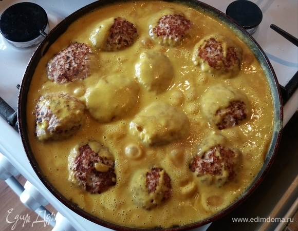 Затем добавить в соус обжаренные фрикадельки. Тушить все на медленном огне в течение 20–30 минут в соусе, добавляя немного дополнительной жидкости, если это необходимо.