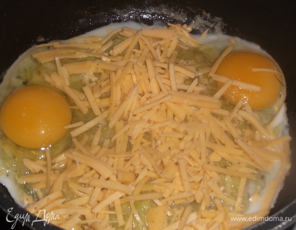 Добавить яйца. Посолить. Посыпать тертым сыром.