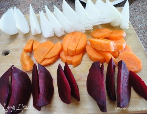 Ставим рис отвариваться по инструкции на упаковке. Включаем духовку на разогрев до 200°C. Овощи нарезаем произвольно: дольками, кубиками или кружочками — кому как нравится.