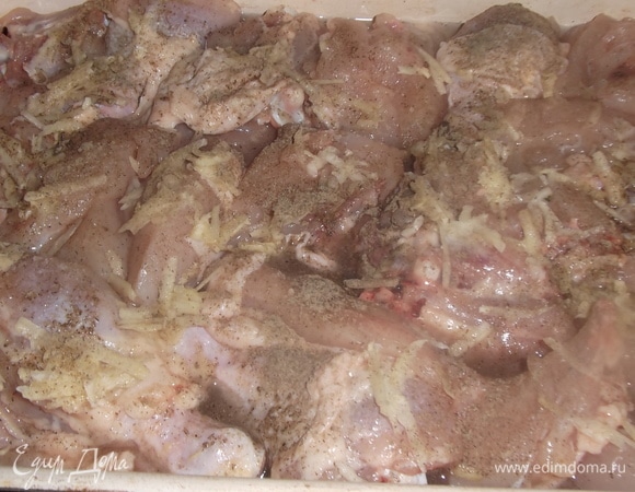 Добавить соль и перец. Залить стаканом воды.