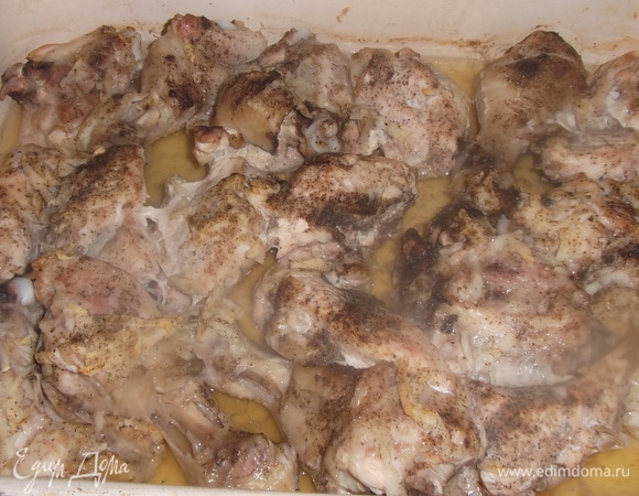 Поставить в разогретую духовку. Выпекать при 200°C 50–60 минут.