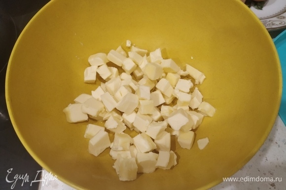 Охлажденное масло режем на мелкие кубики.