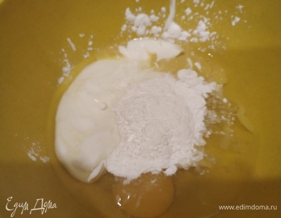 Берем миску и делаем заливку для тарта: йогурт, сахар, 2 яйца, 1 белок и крахмал взбиваем венчиком (в моем случае — вилкой) до однородности.