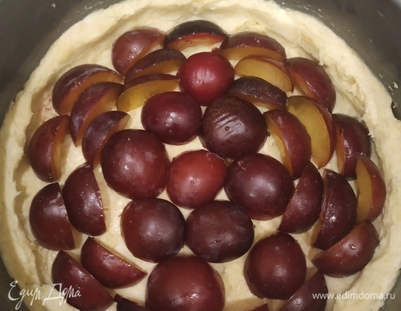 Распределяем тесто по форме, делаем стенки высотой 3 см, выкладываем нарезанные сливы и заливаем сливы заливкой. Ставим в разогретую до 180°C духовку на 60 минут.