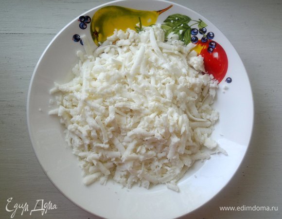 Адыгейский сыр натереть на крупной терке.