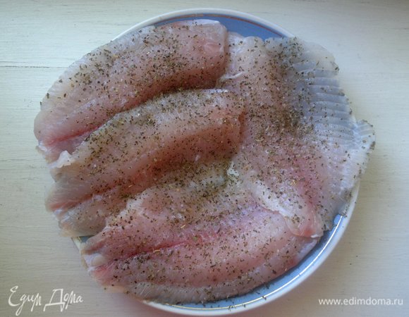 Размороженную тилапию ТМ «Магуро» промыть, обсушить. Посыпать солью, перцем, базиликом, дать постоять 10–15 минут.