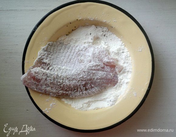 Каждое рыбное филе обвалять в муке, излишки стряхнуть.