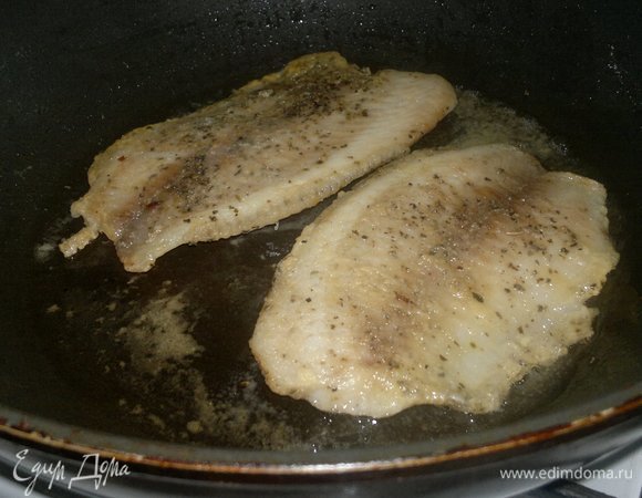 В сковороде разогреть 3 ст. л. растительного масла и обжарить филе с двух сторон до румяности.