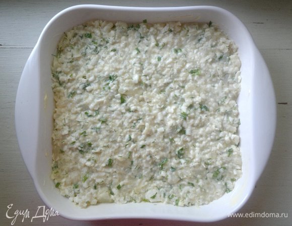 Выложить в форму сырно-овощную массу.