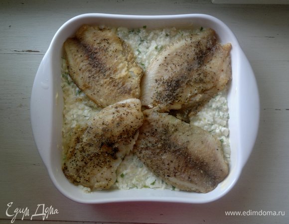 Сверху выложить обжаренное филе тилапии ТМ «Магуро».