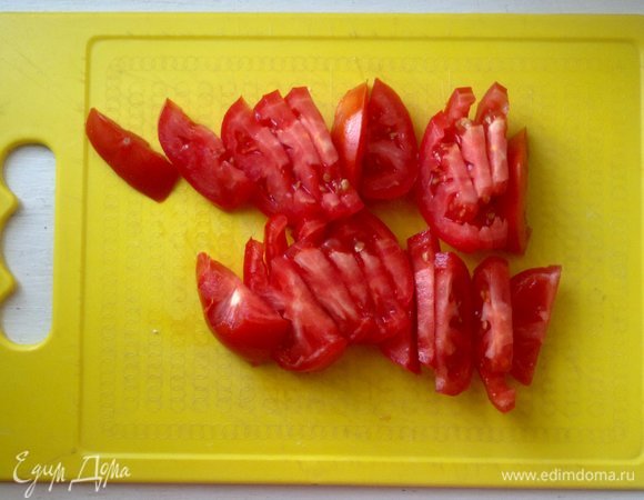 Помидоры вымыть, обсушить, разрезать вдоль пополам, а затем — ломтиками.