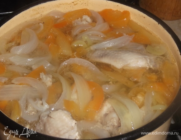Куриные крылья отвариваем в течение 30 минут. Добавляем нарезанный лук и болгарский перец. Варим суп 20 минут.