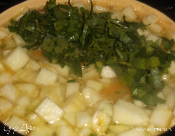 Засыпаем нарезанный кабачок, петрушку и измельченный чеснок. Солим по вкусу. Варим суп еще в течение 10 минут.