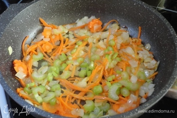Обжарить овощи на 2–3 ст. л. растительного масла и выложить их к фасоли с отваром. Довести суп до кипения и поварить на медленном нагреве 5 минут.