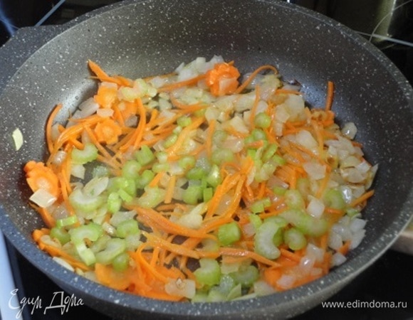 Обжарить овощи на 2–3 ст. л. растительного масла и выложить их к фасоли с отваром. Довести суп до кипения и поварить на медленном нагреве 5 минут.