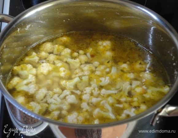 Добавьте цветную капусту, попоробуйте на соль, перец, доведите до кипения, отключите нагрев и оставьте настояться 10 минут. Капуста будет похрустывать, но, если вы не любите, то варите до готовности капусты (5–10 минут).