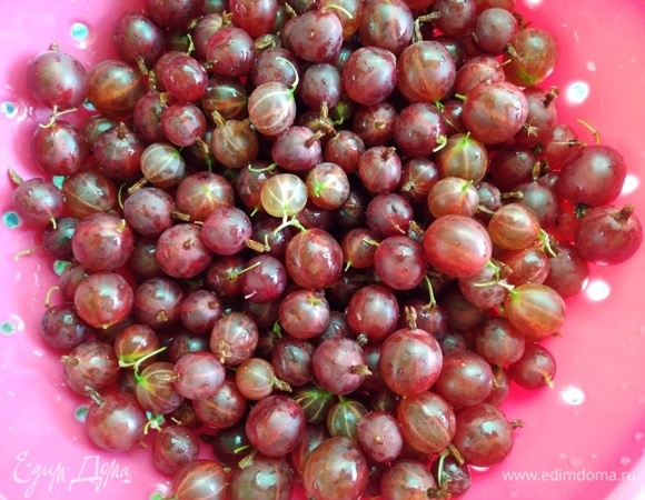 Крыжовник промыть, дать воде стечь.