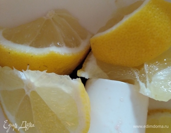Лимон нарезать кусочками.