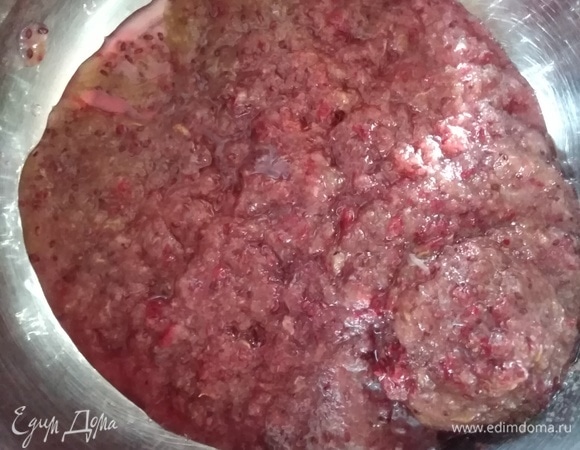 Перекрутить все вместе на мясорубке. Лимон лучше брать со шкуркой, не очищая.