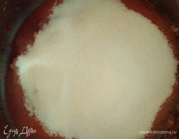 Засыпать сахаром и варить после закипания на среднем огне 10 минут. Время от времени помешивать.