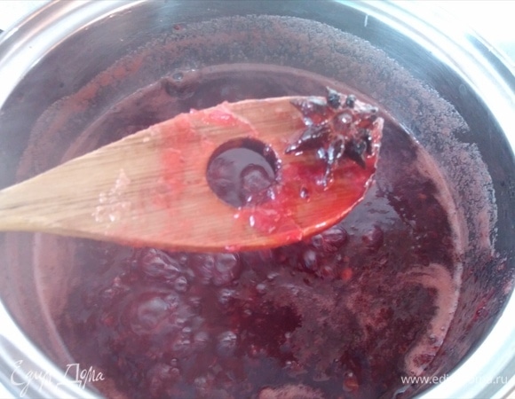 Добавить звездочки бадьяна. Варить еще 15 минут.