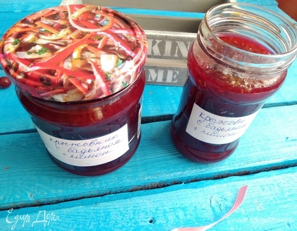 Разлить джем по чистым стерилизованным банкам. Звездочки бадьяна я оставила. Закрыть сухими крышками. Хранить в прохладном месте.