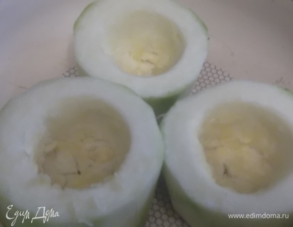 Кабачок почистить. Разрезать на сегменты высотой 5 см. Удалить сердцевину ложкой, оставив донце. Посолить. Выложить в сковороду или форму для запекания.