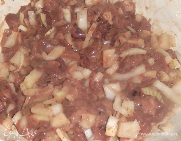 Куриную печень и лук измельчить ножом. Добавить соль и перец.