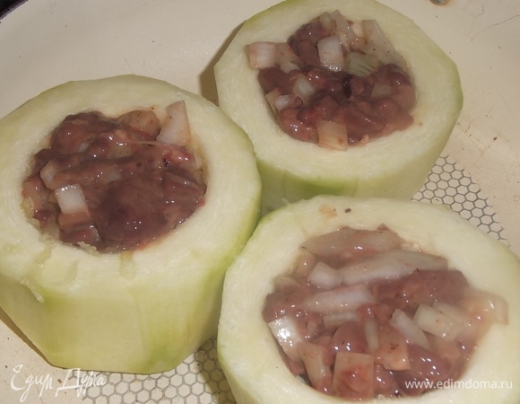 Заполнить кабачки начинкой.