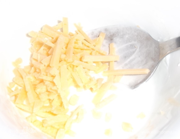 Сметану смешать с натертым или измельченным сыром. Посолить.