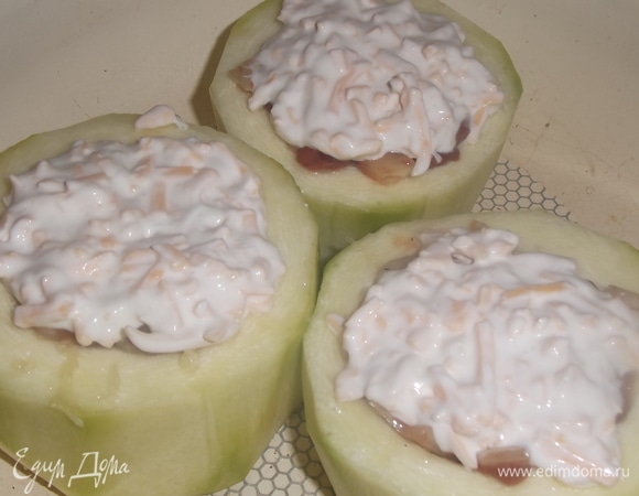 Выложить сметано-сырную массу на начинку в кабачке. Поставить в разогретую духовку.