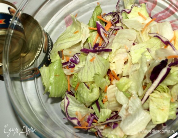 Подготовить салат. У меня салат айсберг (150 г), морковь (10 г) и краснокочанная капуста (20 г).