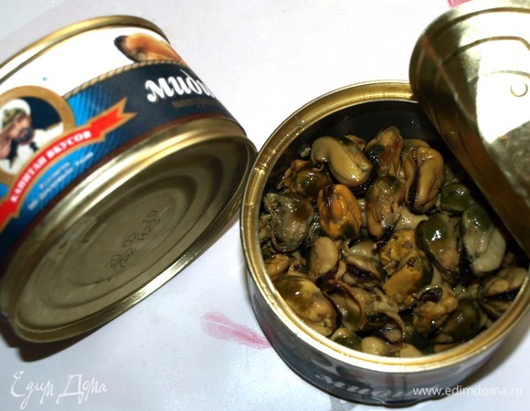 Открыть банку мидий ТМ «Капитан Вкусов». Слить жидкость. Добавить к мидиям лимонный сок.