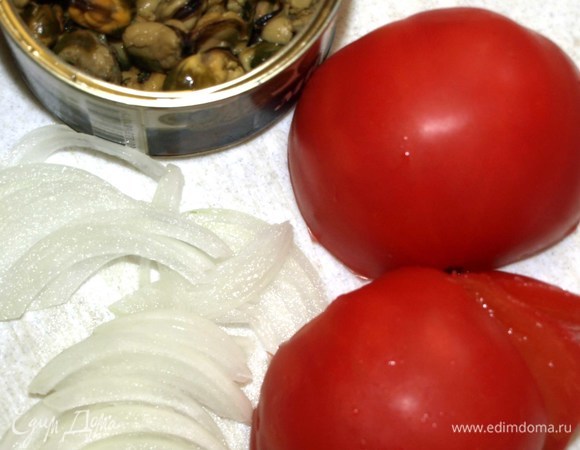 Помидор нарезать тонкими полукольцами. Лук нарезать тонкими перьями. Сыр мелко измельчить.