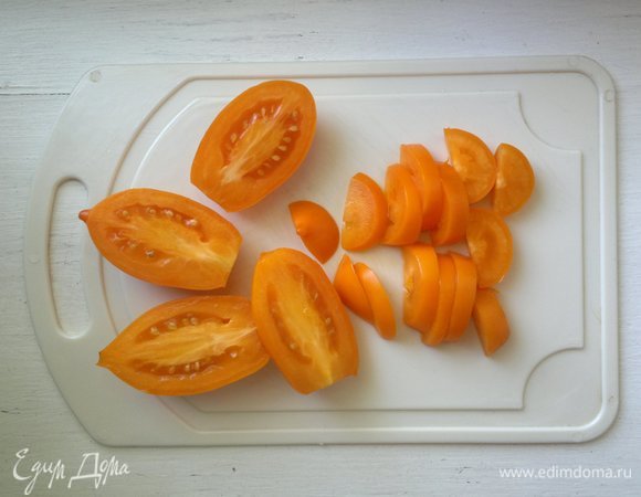 Помидоры вымыть, обсушить, нарезать ломтиками.