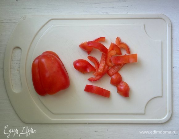 Сладкий перец вымыть, обсушить, очистить от семян и нарезать небольшими полосками.