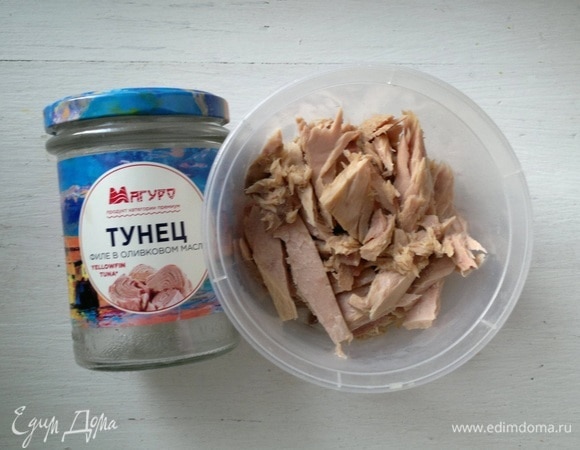 Филе тунца ТМ «Магуро» нарезать или разделить руками на кусочки.