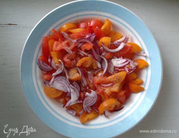 Подготовленные овощи выложить в тарелку, немного посолить, поперчить, перемешать.