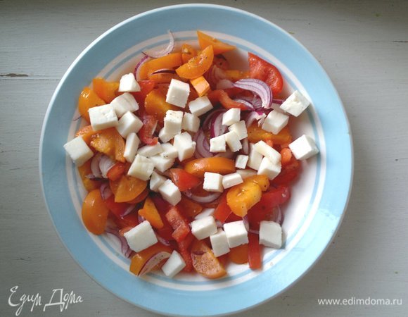 Выложить кубики брынзы, перемешать.