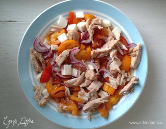 Выложить часть кусочков филе тунца ТМ «Магуро» в тарелку, перемешать.