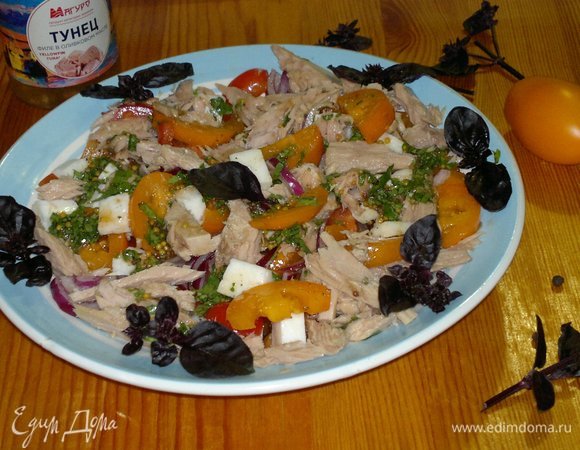 Полить салат заправкой. Сверху выложить оставшиеся кусочки тунца. Украсить листиками фиолетового базилика.