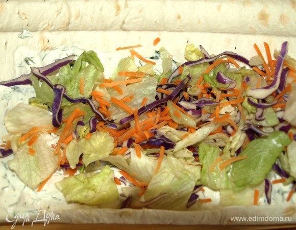 На соус выкладываем салат.